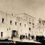 Altro frutto delle risistemazioni �medievalizzanti� fu il cosiddetto Portico dei Pellegrini. Prima degli interventi di restauro, di fronte alla Basilica vi era un edificio irregolare frutto di secoli di stratificazioni edilizie